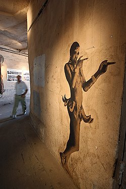 В тоннеле центра дизайна ArtPlay YZ сделала целую инсталляцию на тему Парижа и его узнаваемых элементов, от кафе до танцовщиц из «Мулен Руж» 