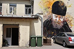 Хотя в России никогда не был, он правильно понимает растущую роль РПЦ в российской политике и обществе 