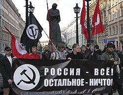 Противоположность взглядов «Наших» и НБП (на фото) на проблему национализма почти незаметна на фоне стилистического сходства их манифестаций