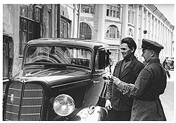 Лотерея Автодора приносила редким счастливцам автомобили (на фото), а самому Автодору — возможность ударить автопробегом по бездорожью и разгильдяйству