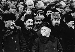 Председатель Совнаркома СССР Рыков (второй слева) искренне верил, что большие задачи социалистического строительства можно решить путем изъятия малых средств у советских трудящихся
