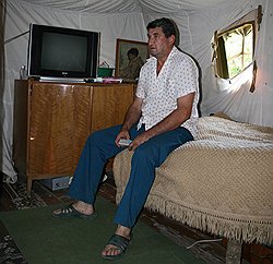 Григорий Дзасохов, живущий в палатке рядом со своим разрушенным домом, не верит ни российским, ни грузинским властям и надеется только на помощь западных организаций