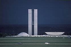 Площадь Трех властей — исполненный в бетоне конституционный принцип, состоящий из дворцов Национального конгресса (на фото), Верховного Суда и Правительства