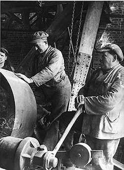 Иностранные специалисты нашли себе применение в легкой, тяжелой (на фото) и очень тяжелой советской промышленности 