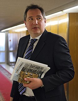 Августовский зной по-разному действовал на россиян. Для Дмитрия Рогозина, например, он стал музой