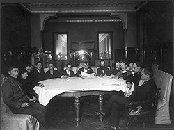 В январе 1918 года декретом Совнаркома был создан ревтрибунал по делам печати (на фото), получивший право арестовывать, судить и сажать за «сообщение ложных или извращенных сведений о явлениях общественной жизни» 