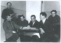 Глубокое знание литературного процесса, приобретенное за девять лет руководства Главлитом, принесло Павлу Лебедеву-Полянскому (второй справа) степень доктора филологических наук и звание действительного члена АН СССР 