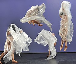 «Здесь наступили эта невероятная жара и дым, и целлофан оказался очень точной находкой: он как пыль, как завеса, окутывающая и тела, и дома, и статуи, и весь город»