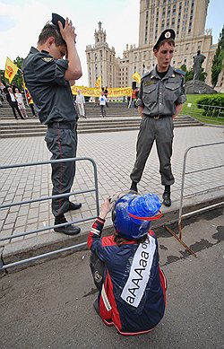 Борьба с мигалками с помощью ведерок (на фото) принесла ее активистам широкую известность и популярность среди сограждан 