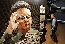 Контраст между любимым руководителем в расцвете сил на тиражируемых в КНДР изображениях (на фото) и дряхлым больным стариком на экране телевизора показывает, что вопрос о престолонаследии давно назрел 