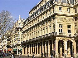 Театр Comedie-Française неофициально называют Домом Мольера, и хотя нынешнее здание театра было построено в конце XVIII века, спустя более чем столетие после смерти Мольера, в фойе торжественно стоит его кресло