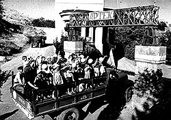 Руководство "Артека" предлагало отдыхающим комфортабельный автомобильный трансфер (на фото) с последующим размещением в индивидуальной койке