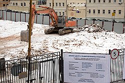 Героическое отстаивание рядовой застройки Кадашей, Хитровки (на фото) и внутреннего двора усадьбы Шаховских на Большой Никитской так и осталось местным московским развлечением, не слишком понятным для туристов 