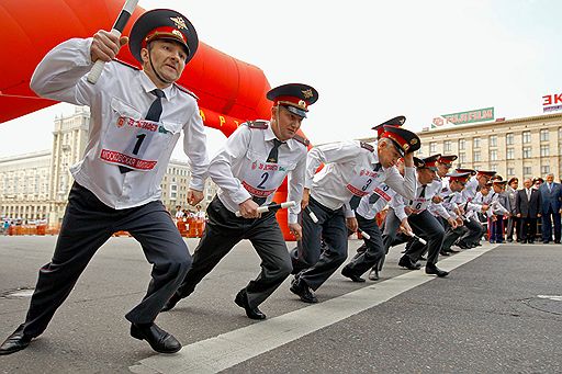 ДОГНАТЬ И ПЕРЕГНАТЬ ПРЕСТУПНИКА 39-я ежегодная эстафета московской милиции по Садовому кольцу. Москва, 2008 год