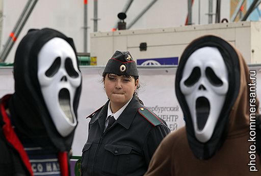 ПОДОЗРИТЕЛЬНЫЕ ЛИЧНОСТИ Театрализованное представление на Дворцовой площади, посвященное празднованию 307-й годовщины со дня основания города. Санкт-Петербург, 2010 год