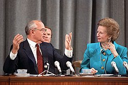 Симпатии советских и российских лидеров к Западу становились особенно сильными, когда на родине экономическая ситуация резко ухудшалась