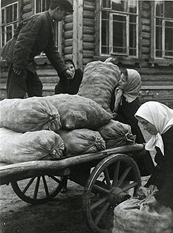 Колхозники, и так отдававшие все для фронта и победы, делились последним с детьми фронтовиков, обобранными ответственными руководящими товарищами 