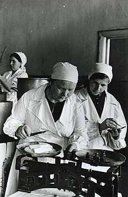 Чтобы ослабленные дети получали хотя бы 8 граммов масла и 1 грамм мяса в сутки, в детских учреждениях пришлось ввести неослабный общественный контроль 