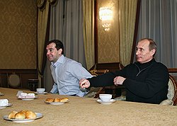 Участники тандема соревнуются друг с другом, за каким бы столом они ни сидели и ни стояли 