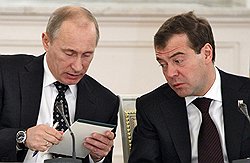 Участники тандема соревнуются друг с другом, за каким бы столом они ни сидели и ни стояли 