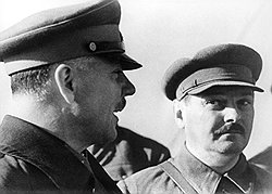 Ворошилов (слева) предложил товарищам по Политбюро (справа — Жданов) решить без затяжек: ждать ли, пока малолетние бандиты превратятся в профессиональных, или расстреливать их без лишнего промедления? 