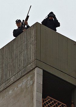 В присутствии руководителей России выглядывать и смотреть в бинокль разрешается только снайперам