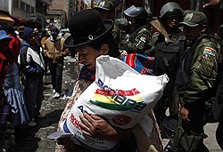 Обладателя мешка сахара в Боливии провожают завистливыми взглядами все без исключения 