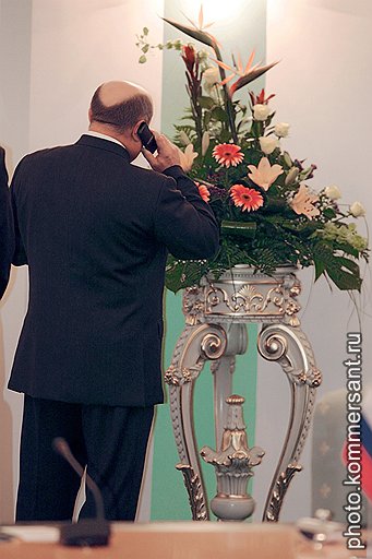 Премьер на линии и лилии. Председатель правительства Михаил Фрадков, 2004 год 