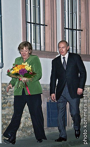 Погоня на Блюменштрассе. Канцлер Германии Ангела Меркель и президент России Владимир Путин в Висбадене, 2007 год 