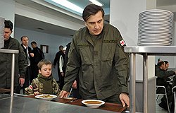 Михаил Саакашвили примерил на себя армейскую жизнь в облегченном режиме 