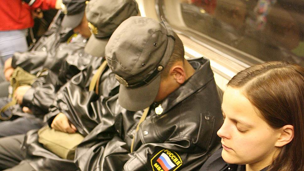Тест на способность спать в любых обстоятельствах сдали бы многие полицейские, но такого теста в действующих нормативах нет