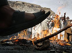 В ответ на глумление над своей святыней мусульмане Афганистана и Пакистана сжигали не только символы западной власти, но и чучело пастора-провокатора