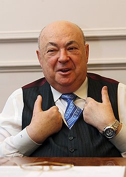 Расставшись с постом главного московского строителя, Владимир Ресин не утратил возможности подавать рынку недвижимости сигналы о правильной цене