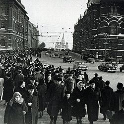 Постоянное обилие граждан на улицах Москвы побуждало кремлевских вождей время от времени задумываться об отправке праздношатающихся на принудительные работы 