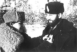 Благодаря специальной инструкции к Указу о награждениях за выслугу лет, в ее срок стали засчитывать особые виды службы, включая партизанскую 