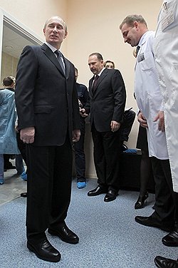 Ивановский губернатор Михаил Мень (в центре), вероятно, больше не считает жаловавшегося Путину Ивана Хренова "зловещим кардиологом" 