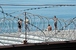После начала олимпийского строительства часть пляжей огорожена металлическими заборами и колючей проволокой 