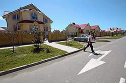 Жители новых поселков в Имеретинской низменности утверждают, что их дома красивые только снаружи, а внутри дыры в стенах  
