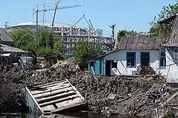 Не снесенные с началом строительства дома местных жителей окружены ямами и строительным мусором 