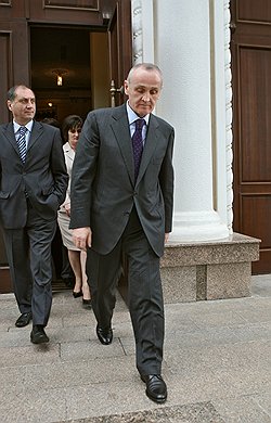 Раскол среди абхазских православных открыл кандидатам в президенты Сергею Шамбе (слева) и Александру Анквабу (справа) большие возможности в использовании религиозного предвыборного ресурса 
