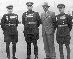 Выдвиженец Маленкова Сергей Круглов (второй слева) и давний соратник Хрущева Иван Серов (справа) продолжали стоять в одном строю лишь до тех пор, пока между их покровителями сохранялось шаткое равновесие