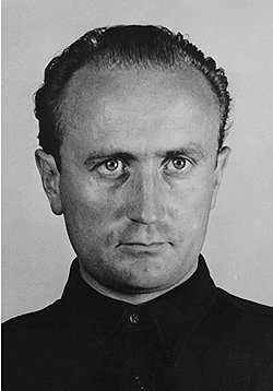 Шеф гитлерюгенда Артур Аксманн (на фото) получил три года тюрьмы за пропаганду нацизма среди молодежи. Отсидев, он с помощью Stille Hilfe нашел работу и до конца жизни ни в чем не нуждался  