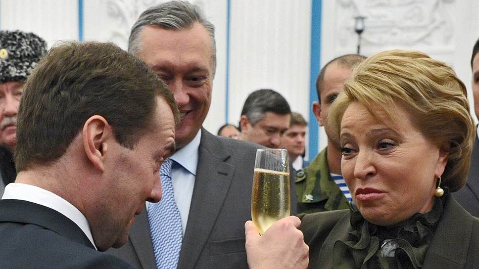 Через два месяца Дмитрий Медведев наконец сможет поднять бокал за нового губернатора Петербурга 