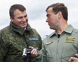 В соответствии с приказом верховного главнокомандующего Медведева Д. А. верховный главнокомандующий Медведев Д. А. должен сдать оружие министру обороны Сердюкову А. Э.