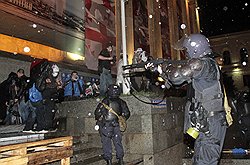 Спецназ разгоняет демонстрацию оппозиции 26 мая