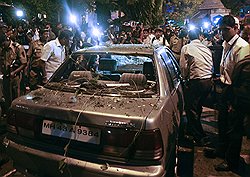 13 июля, в вечерний час пик, в Мумбае в течение 15 минут прогремели три взрыва (см. стр. 33). Один теракт произошел на юге города в районе оперного театра, второй — у центрального оптового рынка, третий — на севере в районе Дадар (на фото)