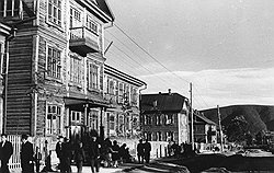 Товарищ Микоян указал руководителям Нижне-Амурской области (на фото &mdash; Николаевск-на-Амуре), что экономика их региона идет ко дну. Руководящие товарищи решили утопить это горе в вине 
