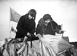 Петр Ширшов (слева) получил известность после начала дрейфа на станции «Северный полюс-1» (справа — Иван Папанин). Во время войны, отстаивая интересы торгового флота, он стал глубоко ненавистен командованию военноморского флота 