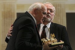 Последний премьер-министр ГДР Лотар де Мезьер (справа), один из идеологов «Квадриги», сохранил теплое отношение не только к СССР (вручает премию Михаилу Горбачеву), но и к современной России