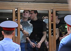 Владислав Тамамшев (в центре), профессиональный нацист 